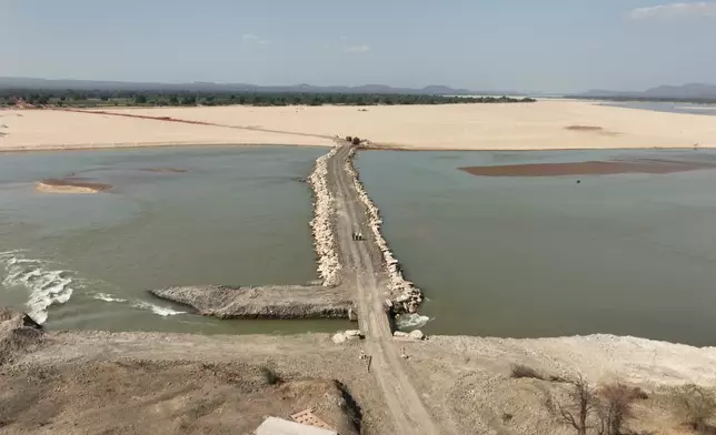 貝兒去到正在興建的「芒谷齊跨谷大橋」，這裏到處都是千年猴麵包樹，勢成旅遊打卡聖地。