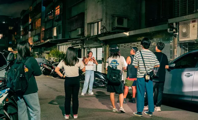 Jojo跟一班工作人員到韓國及台灣取景。