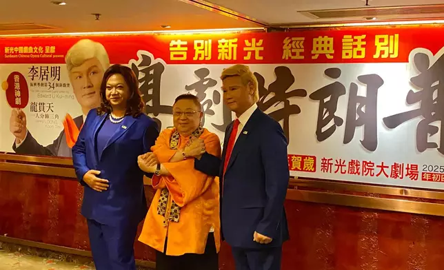 李居明帶同「特朗普」及「賀錦麗」到場。