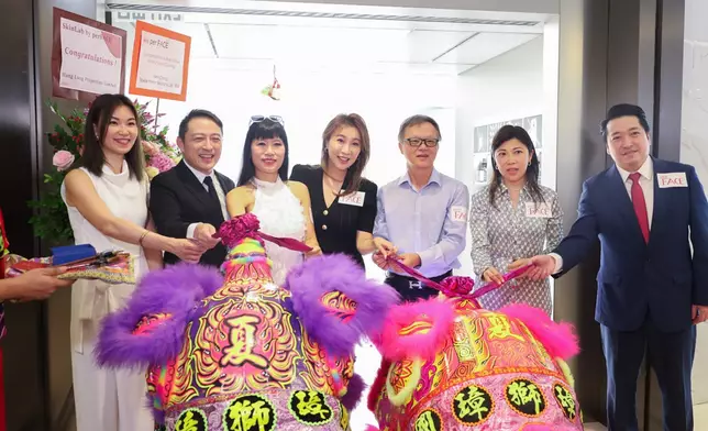 七仙羽師傅昨天（10月15）現身銅鑼灣，為綜合護膚概念店擔任剪綵嘉賓。