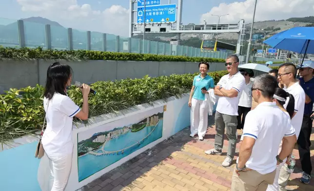 將軍澳警區在將軍澳跨灣大橋行人天橋上一段 114米長的區域進行壁畫創作。