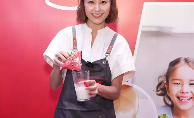 湯怡早前與丈夫麥秋成及囡囡一家三口，為大昌行代理的Cheer早餐品牌拍攝一系列廣告宣傳片。