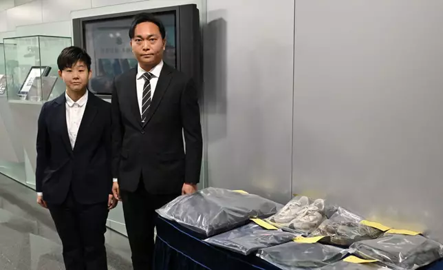 負責處理今次案件的灣仔警區刑事調查總督察鄧啟榮（右）及灣仔警區刑事調查隊第四隊主管偵輯督察陳倩怡