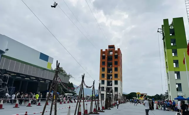 大人可挑戰高空飛索（巴士的報記者攝）