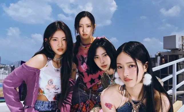 4名成員瑞伊 (Seoi)、麗娜 (Riina)、輝序(Hwiseo) 及葉兒 (Yel)