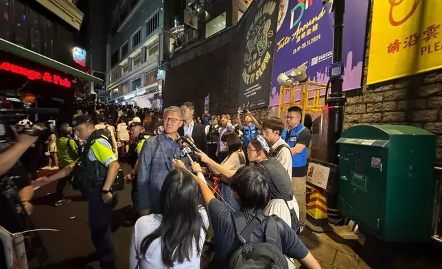 警務處處長蕭澤頤晚上巡視蘭桂坊的人潮及秩序情況。