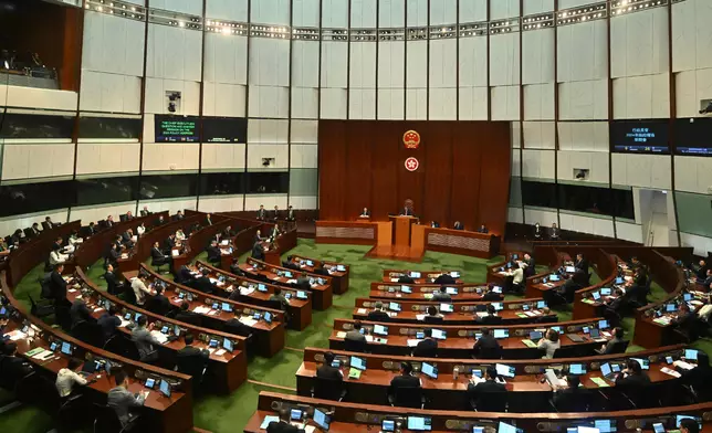 李家超發表施政報告後回應議員提問。 政府新聞處圖片