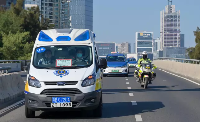 參與演練的深圳跨境救護車由香港大學深圳醫院出發前往內地深圳灣口岸。政府新聞處圖片