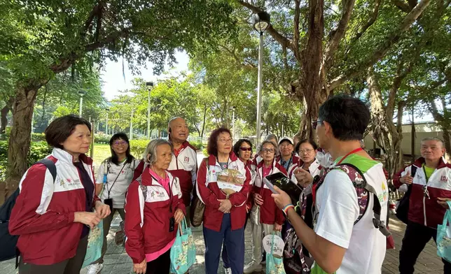 來自香港第三齡學苑的樂齡大使大讚「綠遊香港」導賞員夠專業，帶他們到加多近街花園認識樹木和雀鳥。