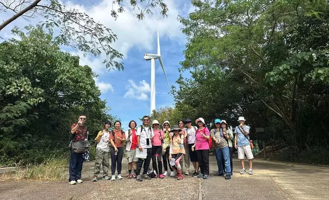 近 200 名市民參與「綠遊香港」全城生態旅遊日的導賞團，分別遊歷香港島及南丫島 9 條生態文物徑。圖中為參加南丫島「風之旅」生態文物徑的參加者。