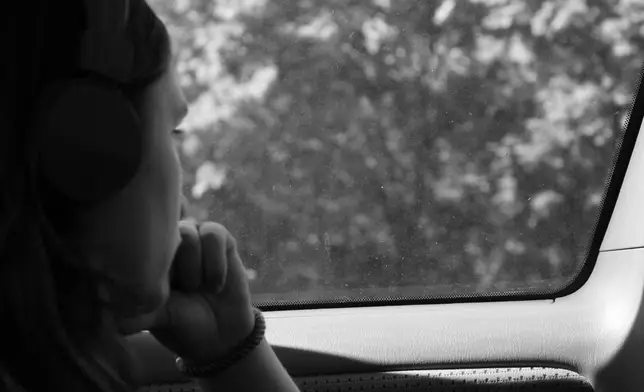 父親因在家中跌倒不幸離逝，樓主無緣見到父親最後一面，深感愧疚。示意圖