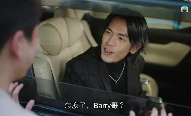 俊少不但未有伸出援手，更著Barry扮狗讓他拍片自娛