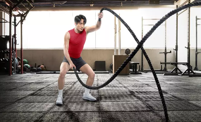 拍攝廣告當日，阿謙以不同造型現身，當中不乏騷肌造型！