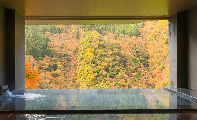 諾懿獨自爽嘆「雲遊天空之湯」。