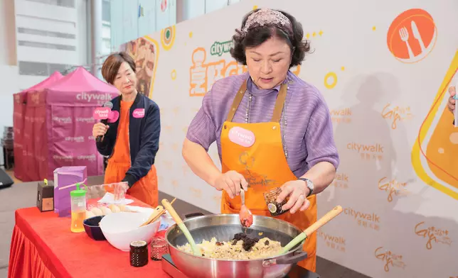 炮製其拿手菜式「黑金醬炒飯」。