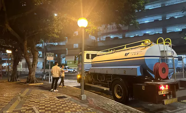 大嶼山翔東路近小蠔灣濾水廠對開水管爆裂事故，令東涌一帶一度暫停供水12小時，約12萬人受影響。(FB圖片)