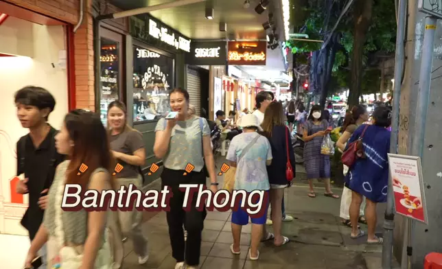 Banthat Thong匯聚過百餐廳日夜都人頭湧湧。