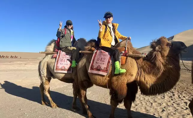 兩母女首次踏足塞外沙漠，騎駱駝出行。