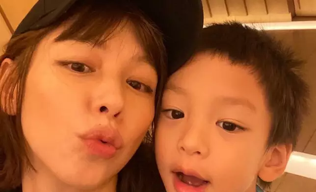 徐若瑄近年除了演藝事業，亦積極經營家庭生活，和兒子感情融洽，不時分享溫馨日常。