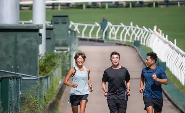 兩人之間頻頻出現「電燈膽」楊潮凱。