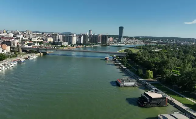 呢條澤蒙大橋，造就咗一段「中塞兄弟情」。