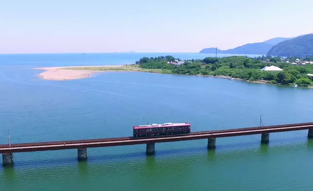 「丹後黑松號」觀光列車會駛過橋與水面距離只有6米嘅由良川鐵橋，呈現《千與千尋》裡面海上列車嘅畫面！