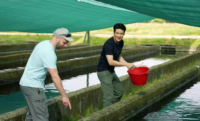 Alan學習餵魚。