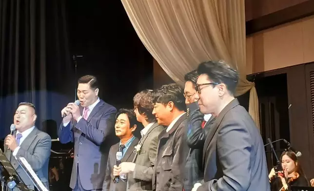 他們一起演唱祝歌（網上圖片）