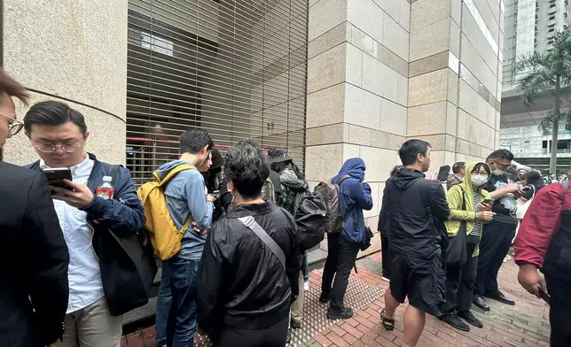 大批傳媒在法庭外探訪。