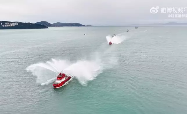 編隊早上從西面對開水域，駛進本港，有消防輪在場迎接。(微博圖片)