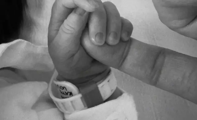 宋仲基公開了小公主的小手（網上圖片）