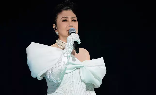 全晚演唱會以不同顏色的珠寶劃分出每一部分