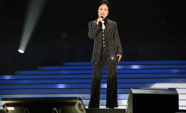 汪阿姐以中性穿西裝的造型再現台上