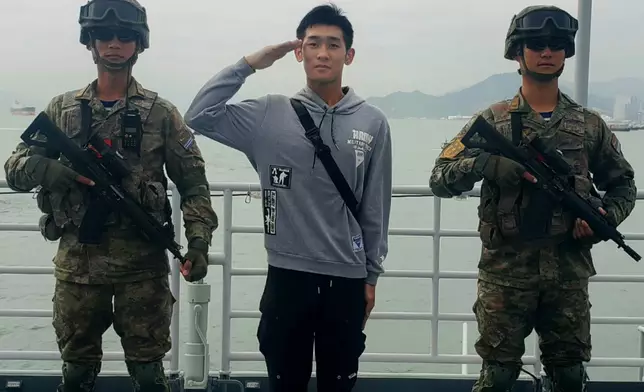 港專師生參觀「海南艦」，同學們表示，艦上的各種先進武器裝備及完善的生活設施都令他們印象深刻，充分展現了中國海軍的強大實力，為身為中國人感自豪。