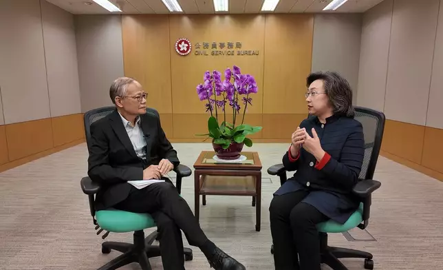 《巴士的報》副社長黎廷瑤(左)與公務員事務局長楊何蓓茵對談。(巴士的報記者攝)