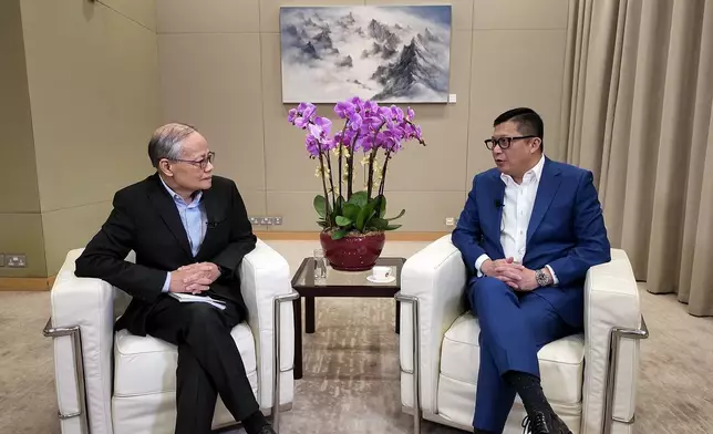 保安局局長鄧炳強(右)與《巴士的報》副社長黎廷瑤(左)對談。(巴士的報記者攝)