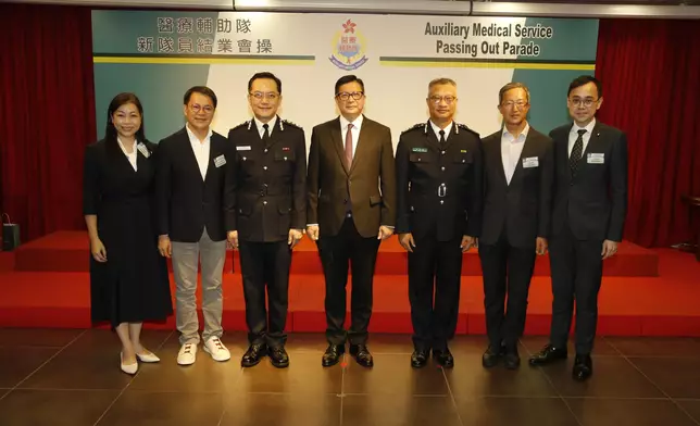 鄧炳強（中）、醫療輔助隊總監林文健（左三）、醫療輔助隊總參事黃英強（右三）、立法會保安事務委員會主席陳克勤（左二）、立法會議員林哲玄（右二）、郭玲麗（左一）及黃俊碩（右一）合照。 政府新聞處圖片