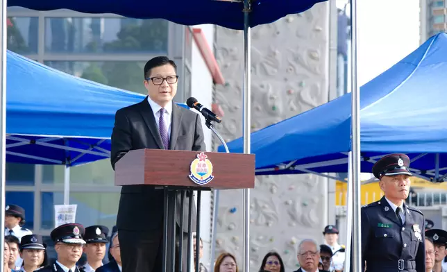 鄧炳強於結業會操上致辭。 政府新聞處圖片