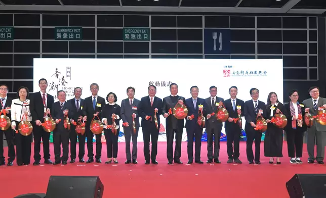 （左九起）民政及青年事務局局長麥美娟、第四屆香港潮州節籌委會主席高永文醫生、陳國基、香港潮屬社團總會會董會主席陳振彬博士、中央人民政府駐香港特別行政區聯絡辦公室副主任何靖、保安局局長鄧炳強和其他嘉賓主持啓動儀式。 政府新聞處圖片