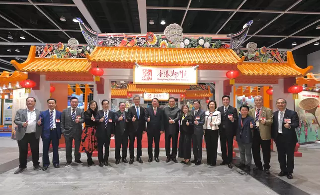（左七起）警務處處長蕭澤頤、陳國基、香港潮屬社團總會會董會主席陳振彬博士、房屋局常任秘書長兼房屋署署長羅淑佩、第四屆香港潮州節籌委會主席高永文醫生和其他嘉賓合照。 政府新聞處圖片