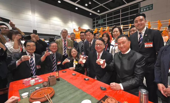 （第一排左三起）房屋局常任秘書長兼房屋署署長羅淑佩、第四屆香港潮州節籌委會主席高永文醫生、陳國基、香港潮屬社團總會會董會主席陳振彬博士和其他嘉賓合照。 政府新聞處圖片