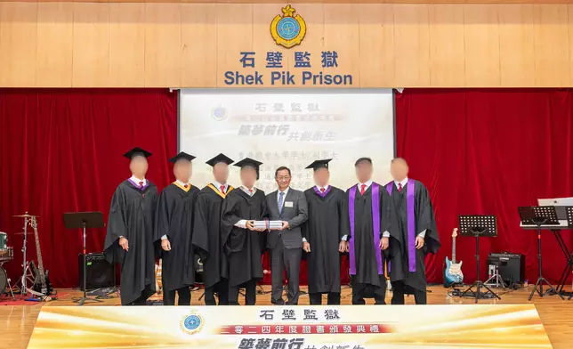 香港睦群助更生協會董事會主席趙芝勝博士（右四）在典禮上頒發證書予在囚人士。 政府新聞處圖片