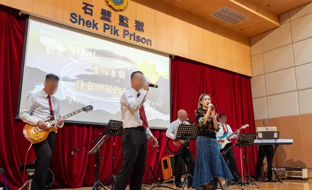 歌手關心妍（前排右）與在囚人士組成的樂隊進行音樂表演。 政府新聞處圖片