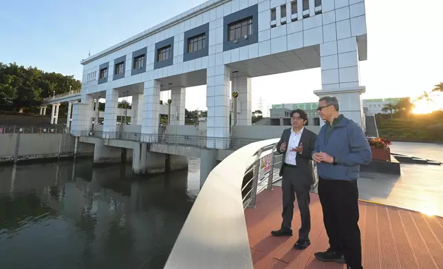 水諮會委員林日豐（右）和水務署署長黃恩諾（左）參觀東莞市太園泵站輸港東江水取水口合照。 政府新聞處圖片