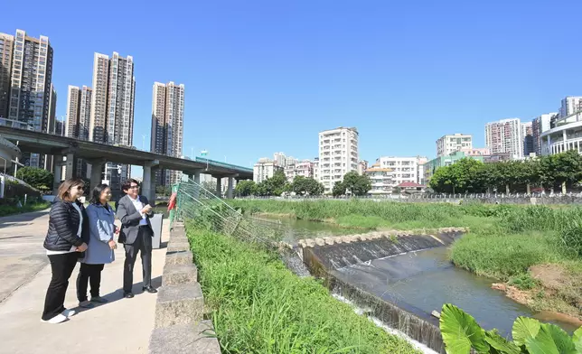 水諮會委員鍾麗金（左）、周嘉穎（中）和水務署署長黃恩諾（右）參觀沙灣河流域水環境綜合整治工程時視察沙灣河水環境。 政府新聞處圖片