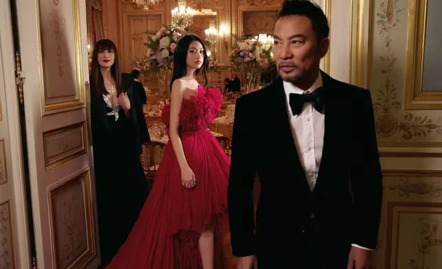 影帝任達華與琦琦的19歲女兒任晴佳（Ella）日前獲邀出席世界十大奢華晚會之一的巴黎名媛舞會