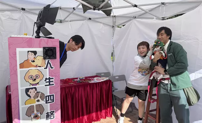 嘉年華攤位：「人生四格」自助自拍機。(巴士的報記者攝)
