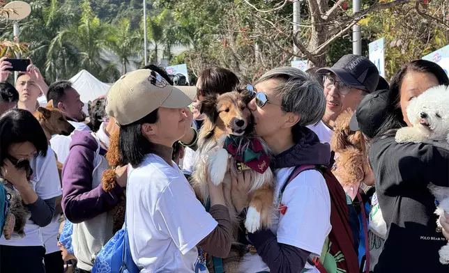 參賽者挑戰打破世界紀錄 —「最多人同時親吻狗狗」，場面溫馨有愛。(巴士的報記者攝)