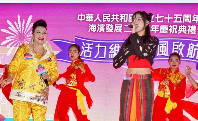 師生檔獻唱《皆大歡喜》。