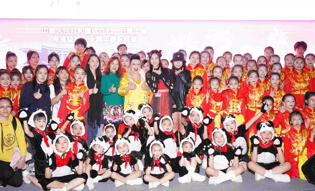 薛家燕與鍾柔美（Yumi）為「海濱發展20周年慶祝典禮」演出。